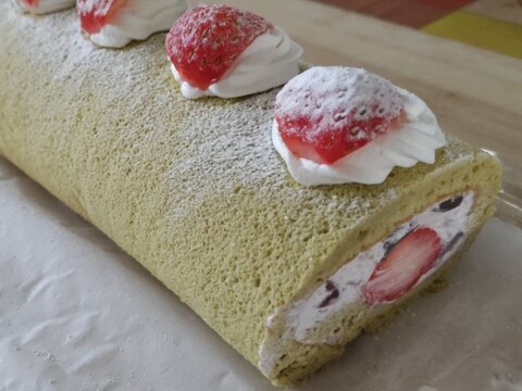 抹茶と苺のロールケーキ